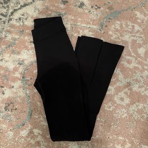 Alo Yoga Airbrush 7/8 High-Waist Flutter Legging - Black